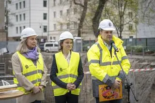 Rafał Trzaskowski na uroczystości wmurowania kamienia węgielnego pod halę sportową w Śródmieściu 