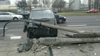 Bus ściął latarnię