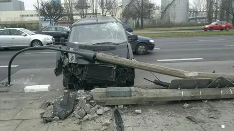 Bemowo: bus ściął latarnię