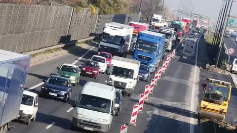 Zwężenie i korek na Trasie AK. "Mnóstwo tirów"