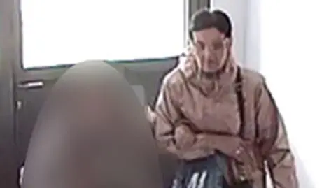 Policja: pod pozorem pomocy okradła starszą kobietę