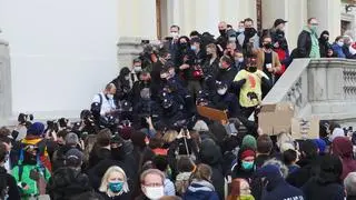 Protest pod kościołem Świętego Krzyża na Krakowskim Przedmieściu 