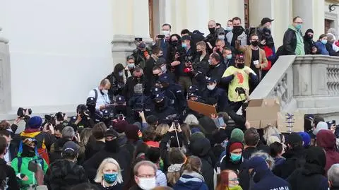 "Piekło kobiet" i "Aborcja bez granic". Napisy na murach, przepychanki przed kościołami