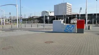 Biletomat, a obok skrzynki przy stacji metra Stadion Narodowy