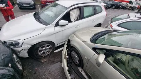 Uszkodziła cztery samochody na parkingu. Na siedzeniu pasażera butelki z alkoholem