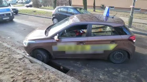 Pechowy manewr podczas nauki jazdy. Samochód utknął w dziurze