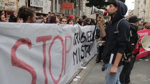 Setka osób protestowała na Wilczej. Zablokowali wejście komornika