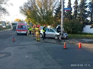 Kierowca uderzył w słup