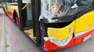 Autobus zderzył się z trzema samochodami