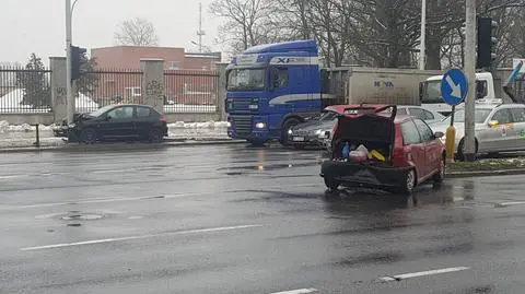 Czerniakowska: po jednej stronie wypadek, po drugiej kolizja 