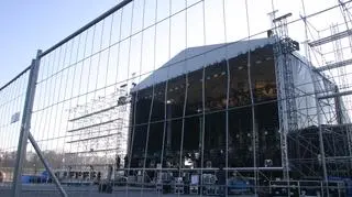 Scena na błoniach stadionu