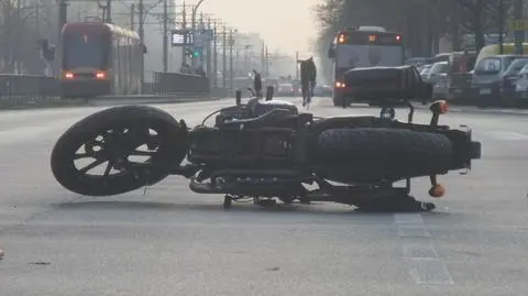 Wypadek samochodu z motocyklem na Grójeckiej. Korki