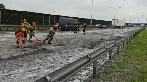 Beton wylał się na jezdnie trasy S8