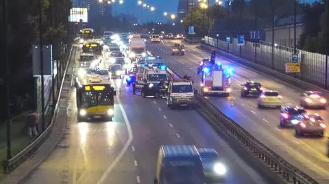 Wypadek na Trasie Łazienkowskiej. "Ruch odbywa się buspasem"