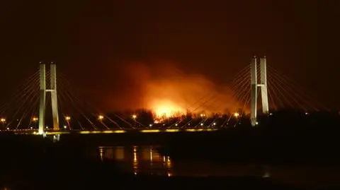 Pożar traw w Wawrze. Łuna nad mostem Siekierkowskim