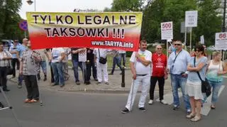 Przemarsz manifestujących taksówkarzy