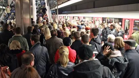 Rzeka ludzi, walka o miejsce, ale informacja pasażerska dobra