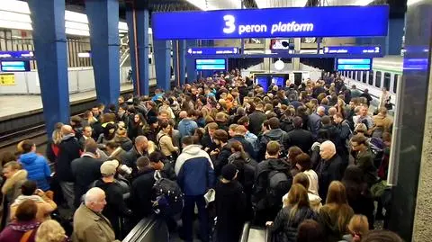 Ścisk na peronie, kolejki do kas. Wyjazdy na długi weekend
