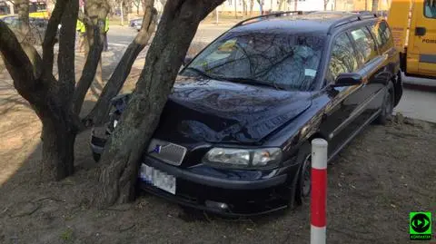 Zderzenie z autobusem. Volvo na drzewie, kobieta ranna