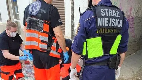 Leżał na schodach przed sklepem. Sądzili, że jest pijany. Nie był