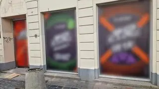 Oklejone okna w zabytkowej kamienicy