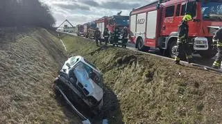 Kierowca bmw dachował, po czym wpadł do rowu