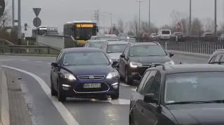 Akcja służb na Trasie Toruńskiej po dachowaniu