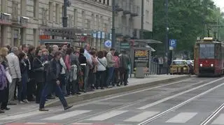 Tłumy czekają na tramwaj