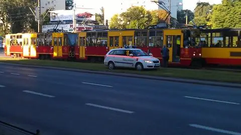 Kolizja na Mokotowie. "16" wjechała w osobówkę