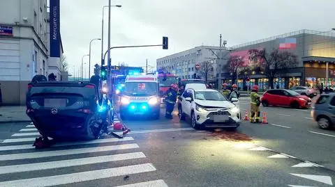 Służby przyjechały do dachowania, obok doszło do potrącenia kobiety 