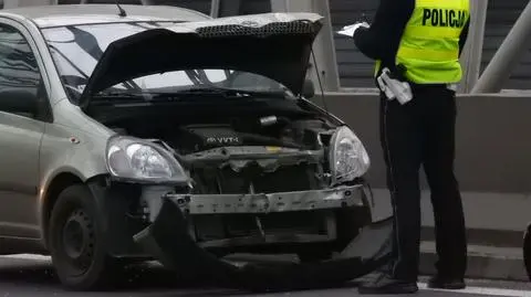 Dachowanie i kolizje na S8. Dwie osoby trafiły do szpitala