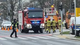 Zerwana sieć trakcyjna w alei Niepodległości