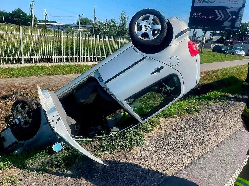 Auto wbiło się w rów