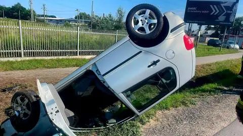 Auto wbiło się w rów