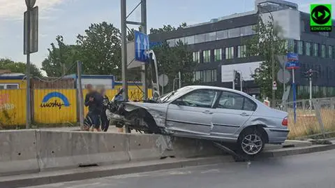 "Nie zapanował nad pojazdem". Wbił się w betonową barierę