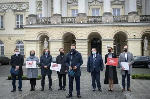 Konferencja samorządowców przed warszawskim ratuszem