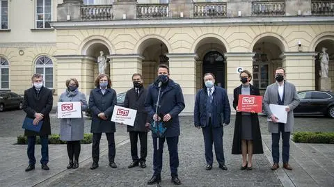 Konferencja samorządowców przed warszawskim ratuszem