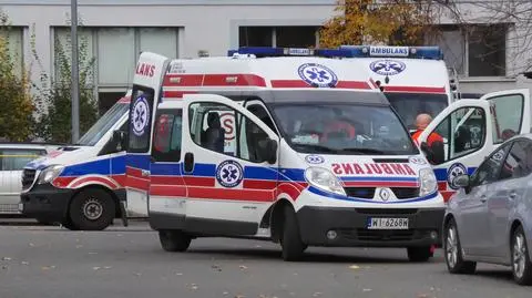 Więcej łóżek, mniej chorych. "Karetki się rozjechały"