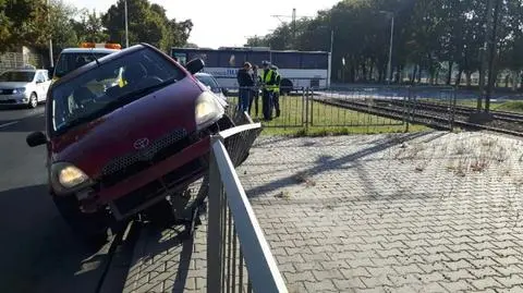 Zderzenie na Słomińskiego. Toyota na barierkach