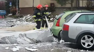 Kawał elewacji spadł na parking