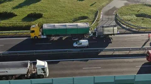 "Bus wbił się w naczepę pojazdu ciężarowego". Śmiertelny wypadek na S7