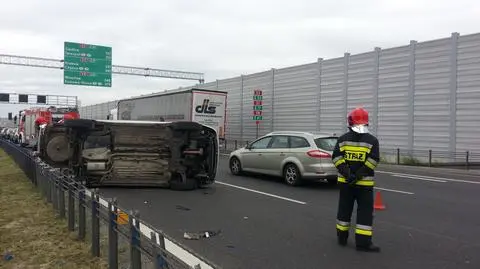 Wypadek trzech aut na S2. Ford na boku. Ranni