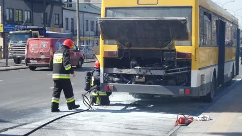 Ogień w komorze silnika. Autobus stanął na Płowieckiej