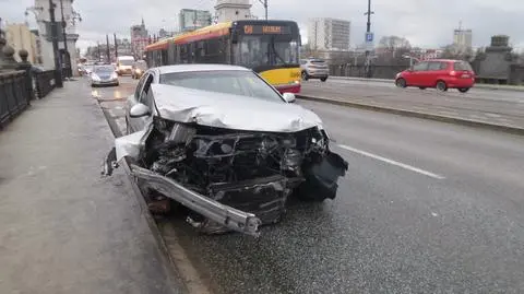 Wjechał w barierki na moście Poniatowskiego