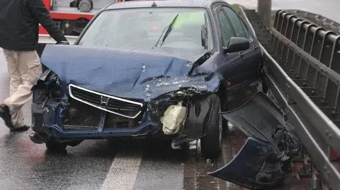 Uderzył w barierki na estakadzie. Utrudnienia w al. Prymasa Tysiąclecia