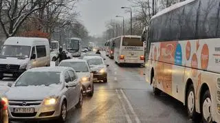 Autokary blokują przejazd autobusu miejskiego