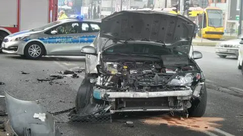 Kolizja w alei Krakowskiej. "Uderzył w słupki i busa"