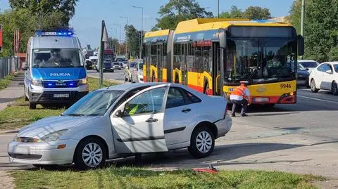 Zderzenie dwóch samochodów osobowych i autobusu. Trzy osoby w szpitalu