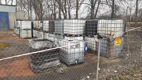 Halę "wypełniono po samo wejście", pojemniki z chemikaliami stoją też na zewnątrz
