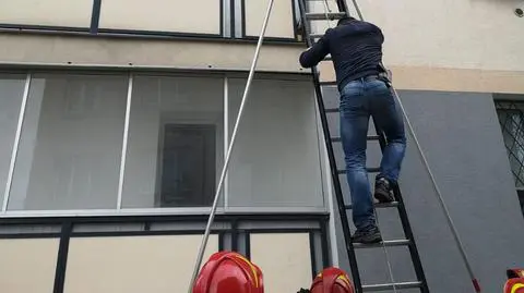 Nie chciał wpuścić policjantów do mieszkania. Weszli po drabinie